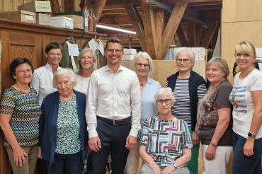 Die engagierten Nähdamen des Kostümfundus der Stadt Nördlingen mit Oberbürgermeister David Wittner.