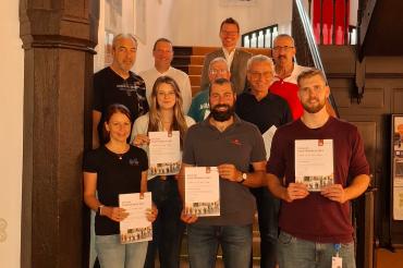 Die Preisträgerinnen und Preisträger der Team- und Einzelwertung bei der Preisverleihung im Rathaus: (1. Reihe v. l.): Christiane Emde (Fit for Life), Inka Moewes (Destilla), Michael Mittring (Baldinger Vereine), Jan Schmalfeld, (2. Reihe v. l.): Dieter Mittring (Baldinger Vereine), Klimaschutzmanager Holger Biller, Friedolin Imm, Jörg Stadali, (3. Reihe v. l.): Oberbürgermeister David Wittner, Thomas Mittring (Baldinger Vereine).