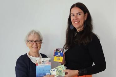 Gizela Jochim und Elisabeth Kotter bei der Spendenübergabe im Landratsamt Donau-Ries. 