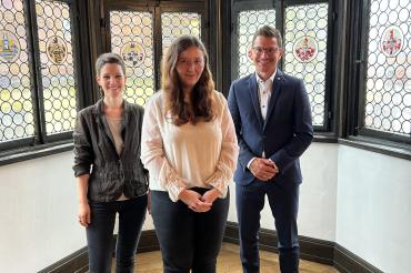 Feierlicher Moment: (v. l.) Bibliotheksleiterin Kathrin Häffner, Absolventin Emilia Götz und Oberbürgermeister David Wittner bei der Übergabe des Abschlusszeugnisses.