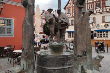 Der Marktbrunnen vor der Alten Schranne in Nördlingen bildet das Zentrum der Gesprächsrunde „Ein Brunnen, Erinnerungen, ein Gedicht“.