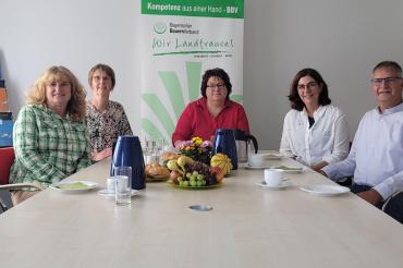 V.l.n.r.: Kreisvorstandsmitglied Irmagrd Haberl, Ortsbäuerin Michaela Rein, Kreisbäuerin Susanne Löfflad, stellv. Kreisbäuerin Ulrike Wagner, Geschäftsführer Michael Stiller 