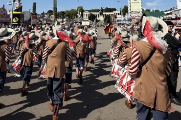 Die Nördlinger Knabenkapelle und das Trommlerkorps führten den Oktoberfest-Umzug auf das Festgelände.