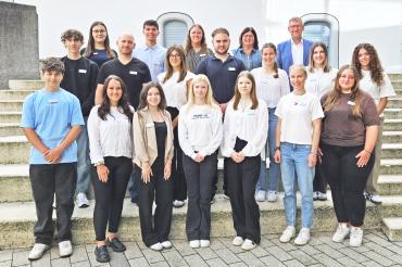 Am 1. September 2025 starteten insgesamt 15 junge Menschen ihre Ausbildung, ihren Vorbereitungsdienst, ein Duales Studium oder ein Freiwilliges Jahr am Landratsamt Donau-Ries. 