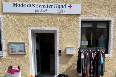 Direkt gegenüber des Wörnitzparkhauses lädt der BRK Kleiderladen jeden zum Shoppen ein.