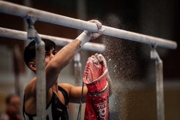 Oakley Banks bei seiner Vorbereitung am Barren.