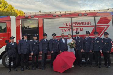 Die Freiwillige Feuerwehr Tapfheim mit ihrem neuen Schirmherren Rudy Kimmerle (M.).