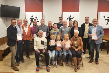 Sitzend v.li.: Herbert Neubauer, David, Emilia und Alisa sowie Beate Schuster, dazu links stehend OB und Mondspritzer-Vorstand Jürgen Sorre mit Werner Freißler sowie rechts Landrat Stefan Rößle und Artur Mayerföls. In der letzten Reihe BLSV-Kreisreferent Jochen Weber und Mondspritzer-Vorstandsmitglied Helmut Neureiter. 