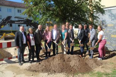 An der Grundschule wird ein Neubau für eine Offene Ganztagesschule errichtet.