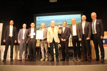 Vereinsvorsitzender Dr. Dr. Lothar Gollmer (M.) nimmt den Preis stellvertretend für den Förderverein in Empfang.