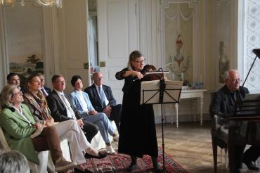 Bei der Programmvorstellung waren auch Hausherrin Camilla Prinzessin von Sayn-Wittgenstein (2.v.l.) und Landrat Stefan Rößle (3.v.l.) zugegen.