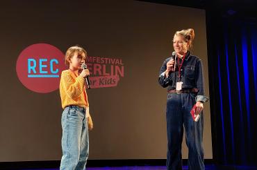 Leni Stöcklein und Moderatorin Rebecca Rudolph.