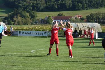 Julia Bruckmeier und Sarah Hörmann jubeln über einen Treffer.