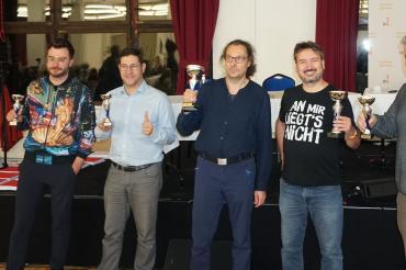 Bei der Deutsche Quizmeisterschaft 2021 im Doppel konnte Christoph Paninka (3.v.r.) mit Doppelpartner Martin Ehrl  auch drei aus der ARD-Quizshow Gefragt - Gejagt bekannte „Jäger“ schlagen.