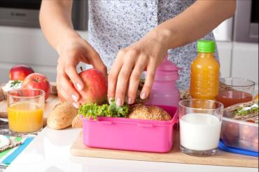 Wenn das Frühstück nicht so üppig ausfällt, sind leckere, gesunde Pausensnacks für Schulkinder umso wichtiger.