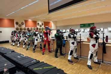 Bei den Wettkämpfen stehen immer mehrere schützen gleichzeitig am Schießstand.