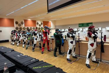 Bei den Wettkämpfen stehen immer mehrere schützen gleichzeitig am Schießstand.