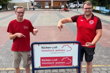 Vorstand Kleinle freut sich sehr über die Sachspende der Firma Himmlisch Wohnen, vertreten von Jasper van Baalen