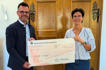 Übergabe des Spendenschecks der VSC-Handballer an OB Jürgen Sorré.