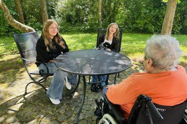 Annalena Stoll (links) aus Feldheim und Lena Ernstberger aus Rain gehen beide in die 8. Klasse und nehmen in diesem Schuljahr zum ersten Mal am Wahlfach teil. Sie verbringen gerne Zeit mit den Bewohner*innen, denn „allein sein im Alter ist echt traurig.“
