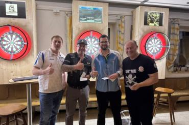 Auf dem Bild zu sehen (von links): Anton Mertenbaur( Abteilungsleiter Darts), Markus Abel, Jakob Stiegler, Petrit Skelaj.