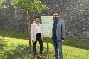 Bürgermeister Dr. Martin Drexler freut sich gemeinsam mit Initiatorin Carolin Mayer über das neue Angebot in Wemding. Der Startpunkt wurde unmittelbar an einem Ginkgo-Baum gewählt – dem Symbol für Vitalität und positive Energie.