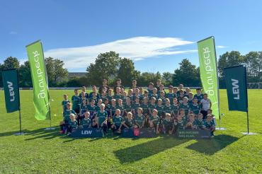 60 fußballbegeisterte Kinder im Alter zwischen 6 und 13 Jahren erlebten abwechslungsreiche Ferientage ganz im Zeichen des Fußballs. 