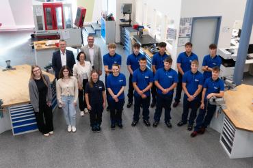 1. Reihe v.l.n.r.: Johann und Sigrid Sailer (Geschäftsführung), Stefan Schweitzer (kaufmännischer Leiter), Tatz Nico, Brunner Robin Marc, Häusler David, Neumeyer Jakob, Kleine-Brockhoff Paul. 2. Bradatsch Natasia, Olear Lena, Koltermann Elisa, Schoder Lena, Schafnitzel Marco, Schichl Jonas, Vill Robin, Schmid Lukas.