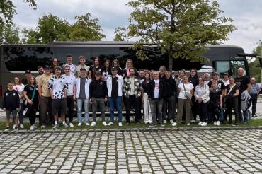 Mit einem vollbesetzten Bus der Firma Link besuchte die Handballabteilung des TSV Bäumenheims den DHB Super-Cup.