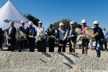 Spatenstich für das neue Radiologicum: Das Bild zeigt Dr. Julia Dikoupolus (mitte) beim symbolischen Spatenstich mit ihren Ehrengästen. 