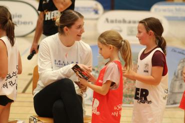 WNBA-Spielerin Luisa Geiselsöder war am Montag in Nördlingen für viele Mädchen ein "echter Star zum Anfassen". 