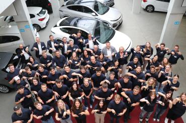 Bei Hofmann Automobile haben am 1. September 2025 insgesamt 37 neue Auszubildende ihre berufliche Laufbahn begonnen. Die Nachwuchskräfte verteilen sich auf alle Standorte der Unternehmensgruppe und starten in fünf unterschiedlichen Ausbildungsberufen.