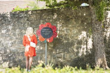 Frau steht vor Infotafel