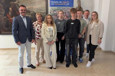 v.l.n.r.: Oberbürgermeister Jürgen Sorré, Sandra Proksch (Ausbildungsverantwortliche), Angelina Sodomov (Verwaltungsfachangestellte), Emma Pils (Immobilienkauffrau), Sam Fink (Umwelttechnologe für Wasserversorgung), Max Wiedemann (Verwaltungsfachangestellter), Andreas Seifert (Amtsleiter Zentrale Angelegenheiten), Svenja Christ (Ausbildungsverantwortliche)