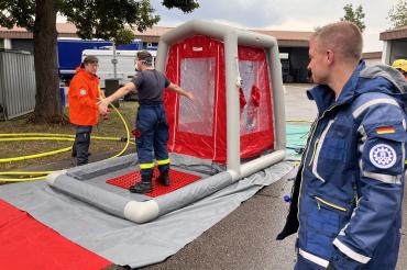 Die Helfer werden nach dem Einsatz dekontaminiert.