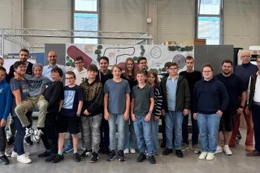 Teilnehmende der Robolympics 2025 am Technologie Centrum Westbayern – Teams aus vier regionalen Schulen zeigten ihr Können mit LEGO-Robotern.