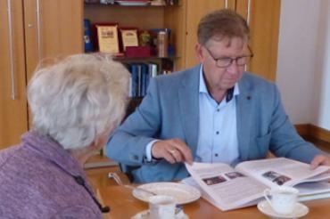 Frau Schäble und Landrat Herr Stefan Rößle bei der Übergabe der Zeitdokumente.