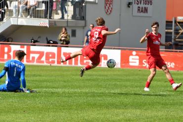 Dennis Lechner wird vom Torwart gefoult, den Abpraller schießt Adam ins leere Tor.