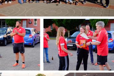 Zusehen sind die Teilnehmer des Turniers, die Begrüßung durch Abteilungsleiter Max Jaumann, die Siegerehrung mit Peter Wolfinger sowie das strahlende Gewinnerteam.