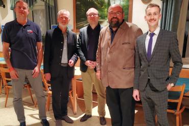 Auf dem Bild zu sehen (von links): Kreisvorsitzender Marco Fänger, MdL Ulrich Singer, Versammlungsleiter Pascal Pfannes, MdL Markus Striedl, Bezirksrat Elias Merkle.