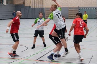 Dominik Grob (Nr. 11) erzielte gegen die zweite Mannschaft des BHC Königsbrunn vier Tore.