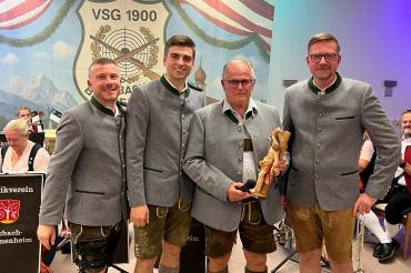 Übergabe des "Hl. Sebastian" an den Schirmherrn Helmut Schweihofer (v.l.n.r.: 1. Schützenmeister Mathias Uhl, 2. Schützenmeister Simon Lechner, Schirmherr Helmut Schweihofer und Festausschussvorsitzender Frederic Volz).