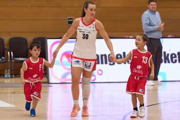 Weniger freundlich flankiert, wie hier von den Einlaufkindern beim Heimspiel gegen Hannover, wird die aktuelle Topscorerin der Liga, Samantha Ashby, beim Auswärtsspiel in Saarlouis. Hier erwartet sie und ihr Team, die Eigner Angels aus Nördlingen knallharte Defense vom Pokalsieger und deutschen Vizemeister, den Saarlouis Royals. 
