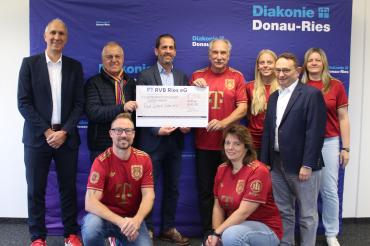  von links nach rechts: Christoph Schmid (MdB), Josef Lechner (kath. Pfarreiengemeinschaft), Manuel Grüneis, Johannes Beck (Geschäftsführer Donau-Ries Hospiz), Erhard Witt, Cornelia Beck, Barbara Peiker, Ulrich Lange (MdB), Renate Schneider