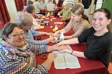 Engagierte Schülerinnen und Schüler der Liselotte-Nold-Schule Nördlingen gestalteten gemeinsam mit ihrer Lehrerin Annette Mack einen aktivierenden Nachmittag für Seniorinnen und Senioren in der Begegnungsstätte – mit Handmassagen, Spielen und viel Freude am Miteinander.