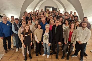 Oberbürgermeister David Wittner (Erste Reihe, 3. v. r.) bedankt sich gemeinsam mit Jugendsozialarbeiterin Nina Thorwart (Erste Reihe, 2. v. r.) bei den Veranstaltern und Ehrenamtlichen für ihr Engagement beim Sommerferienprogramm 2025 in Nördlingen.