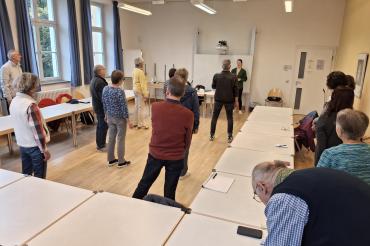 Mentaltrainerin Sarah Eckhof zeigte im Haus der Kultur spielerische Übungen für Konzentration und Gedächtnis – die Teilnehmenden waren begeistert bei der Sache.