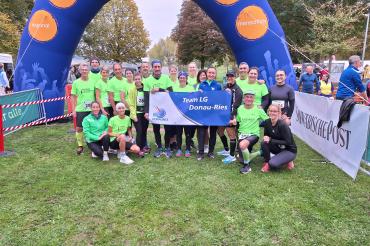kurz vor dem Lauf im Start- und Zielbereich knieend von links, Daniela Gaag, Marie Gaag, Hans Niederhuber und Lena Sieber, dahinter stehend von links Bernhard Satzenhofer, Georg Eger, Sarah Langer, Georg Eberhardt, Carola Schmidt, Selina Graf, Peter Bühlmeier, Henning Breuer, Sonja Wurm, Simone Breuer, Jule Eberle, Monika Geiß, Regina Mayershofer, Sabrina Lawatschka, Paulo Nunes, Filipa Lopes und Ana Sofia Castro Nunes. 
