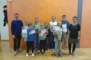 Die Preisträgerinnen und Preisträger mit Oberbürgermeister David Wittner (hinten, von links): Anna Linse, Nina Linse, Paulina Böckh, Greta Wundel, Jonah Leister; vorne (von links): Katharina Graßl, Hannah Keller, Anna Filatova und Kathrin Häffner (Leiterin Stadtbibliothek Nördlingen).