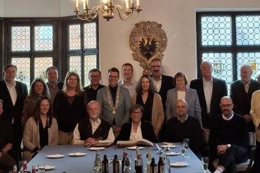 Bei einer Feierstunde im Rathaus überreichte Oberbürgermeister David Wittner den Ehrenbrief der Stadt Nördlingen an Elfriede Wagner – als Zeichen des Dankes für über 60 Jahre kulturelles Engagement.